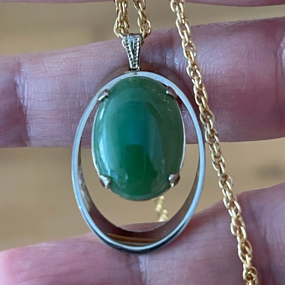 Nephrite jade color gold tone pendant & chain - Picture 2 of 6
